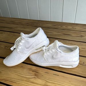 White Nike SB Air shoes NWOT size 7.5